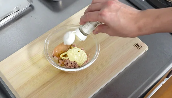 Mix 2 tablespoons of mayonnaise, curry powder, and salt in a bowl.