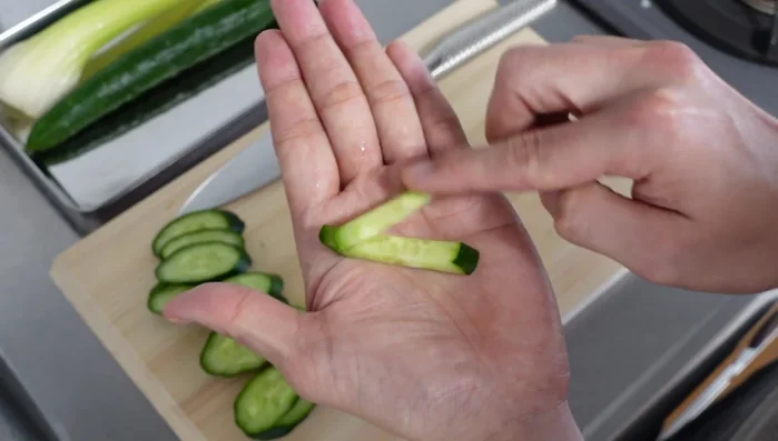 Cut the cucumber into thin slices (2-3mm) .