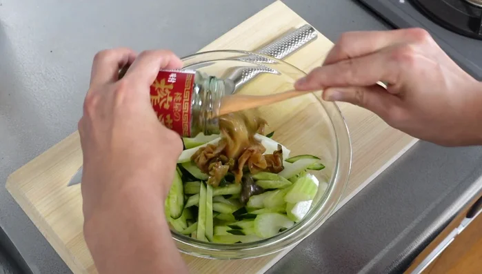 Mix the sliced cucumbers with 80 grams of Koma Bear seasoning.