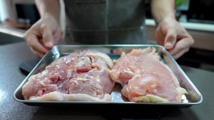 Thoroughly wipe the chicken meat with paper towels for better taste.