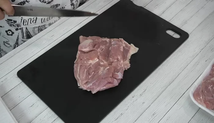 Remove excess skin, oil, and tendons from chicken thighs. Remove yellowish fat to prevent odor.