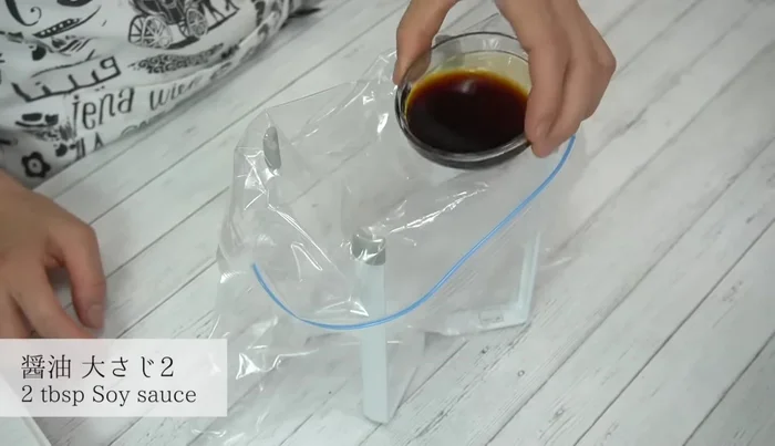In a ziploc bag, combine soy sauce, mirin, sake, oyster sauce, grated garlic, and honey. Mix well.