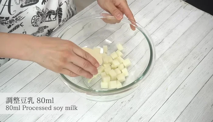 Place kirimochi in a heat-resistant bowl, sprinkle with sugar, cover loosely with plastic wrap (leave an opening), and microwave at 600W for 2 minutes (or adjust time for 500W).