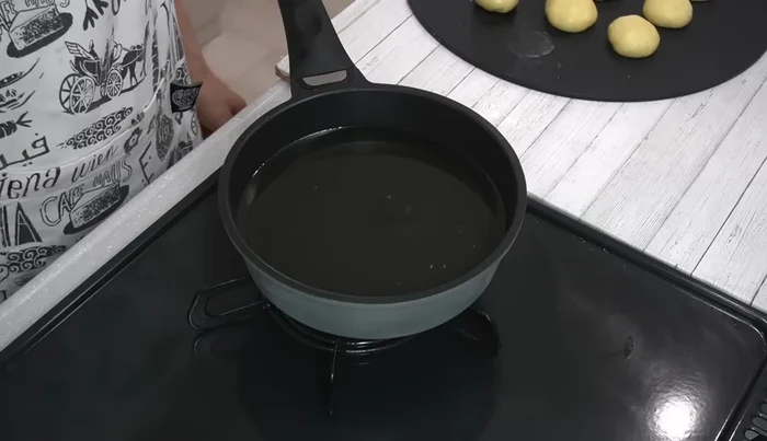 Heat oil in a frying pan to 160-170°C (small bubbles appear when you insert chopsticks).