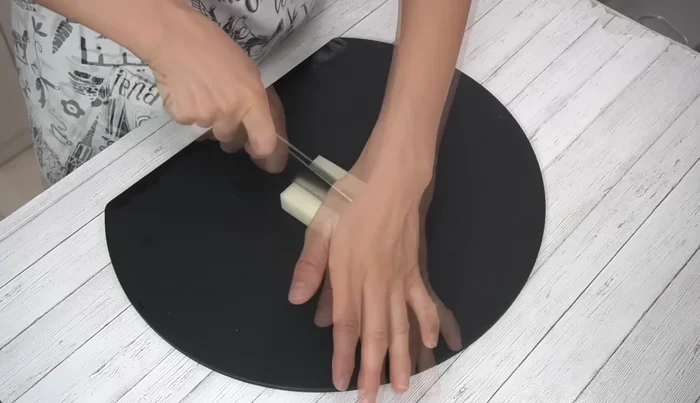 Cut the kirimochi into small, 1cm wide pieces.