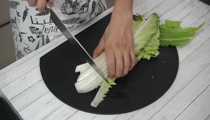 Cut off the core of the Chinese cabbage and cut it into 3cm wide pieces. Wash and pat dry with paper towels.