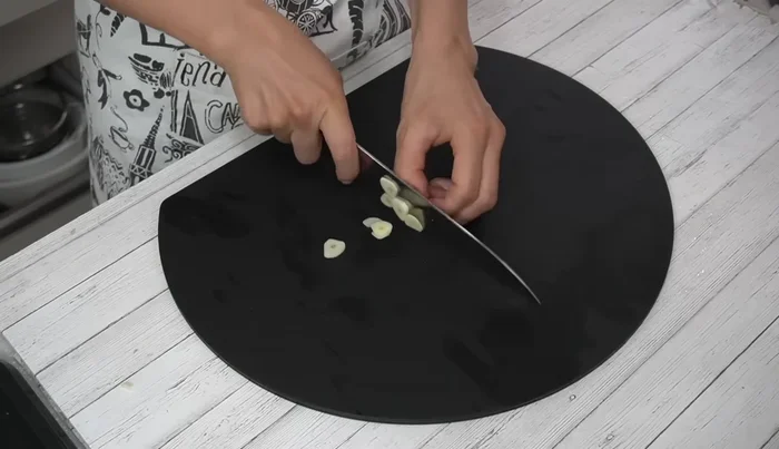 Thinly slice the garlic, remove the seeds using a toothpick.