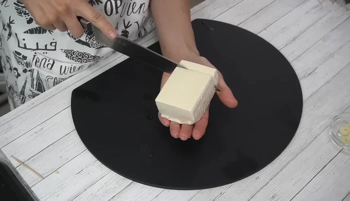 Cut the tofu into 1cm wide bite-sized pieces.
