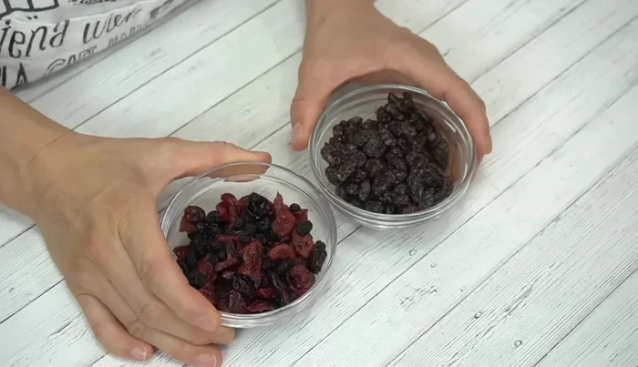 Prepare dried fruit: Soak raisins and dried berries in rum overnight (at least 1 day before).