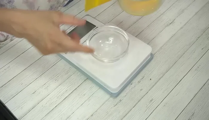 Prepare the dough: Cream together softened butter and sugar. Add eggs gradually, mixing well. Incorporate almond flour, cinnamon, and salt.