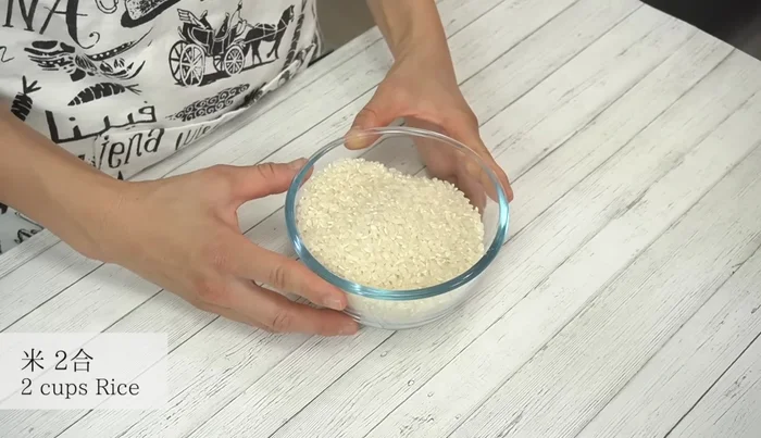 Loosen the rice as usual, then soak it in water for about 30 minutes in a pot. This prevents the rice core from remaining hard.