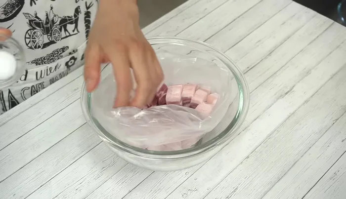 Place the meat in a plastic bag (or bowl). Add sugar and rub it thoroughly into the meat to help it become soft and allow the flavors to penetrate.