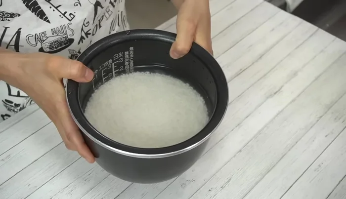 Drain the water from the soaked rice.