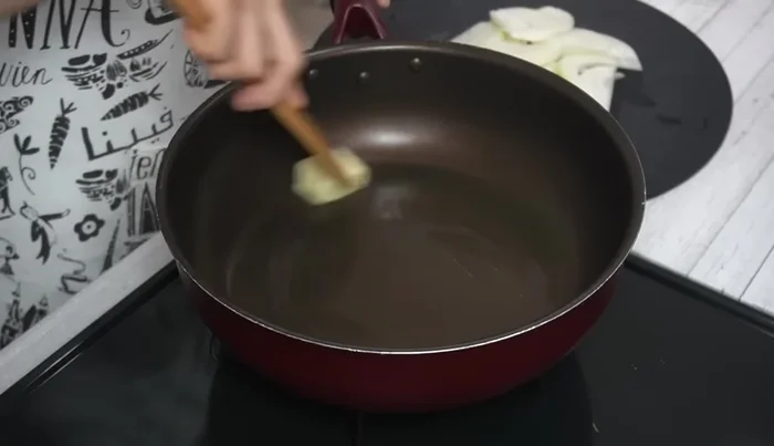 Melt butter in a pan over medium heat. Add onions and carrots, sprinkle with salt and pepper. Stir-fry for about 6 minutes until softened.