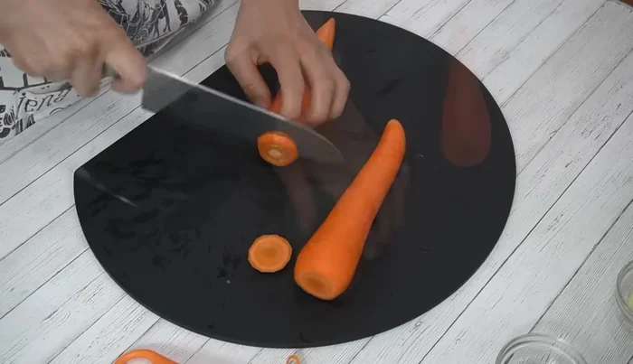 Peel and slice carrots diagonally into 5mm thick slices. Slice onions similarly.