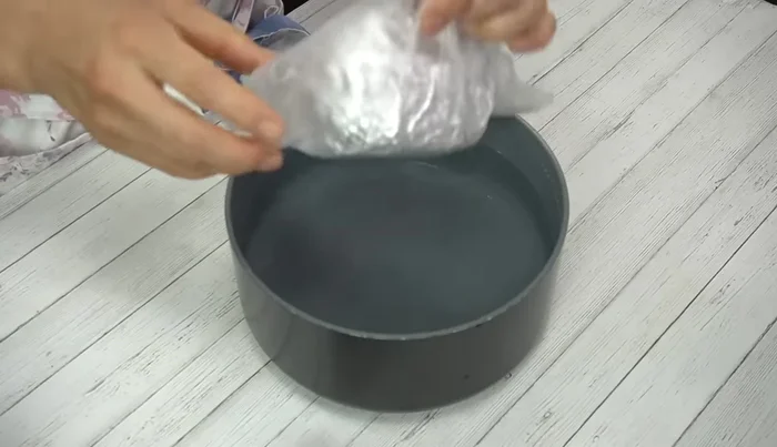 Submerge the sealed bag in a pot of hot water (heated to 70-80°C, just before boiling). Place a heat-resistant plate between the bag and the bottom of the pot to prevent melting. Cover the pot with a lid.