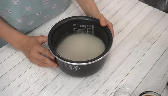 Wash the rice and soak it in water for about 30 minutes.