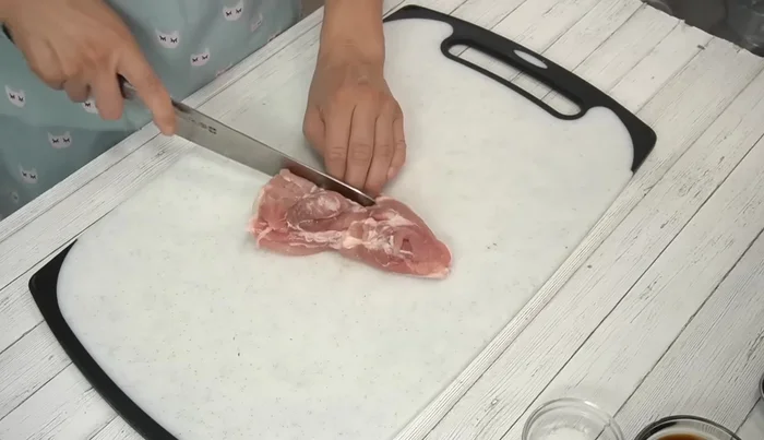 Cut the chicken thigh meat into bite-sized pieces.