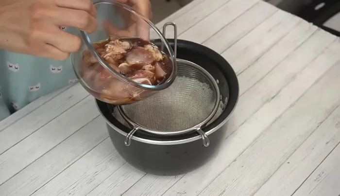 Mix the marinated chicken into the rice.