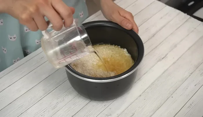 Add water to the rice cooker (slightly below the No. 2 mark).