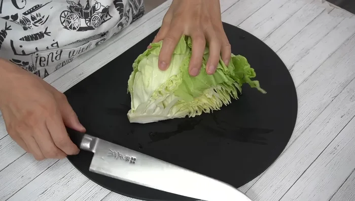 Wash the cabbage and remove the core. Cut the cabbage into roughly 5mm wide pieces.