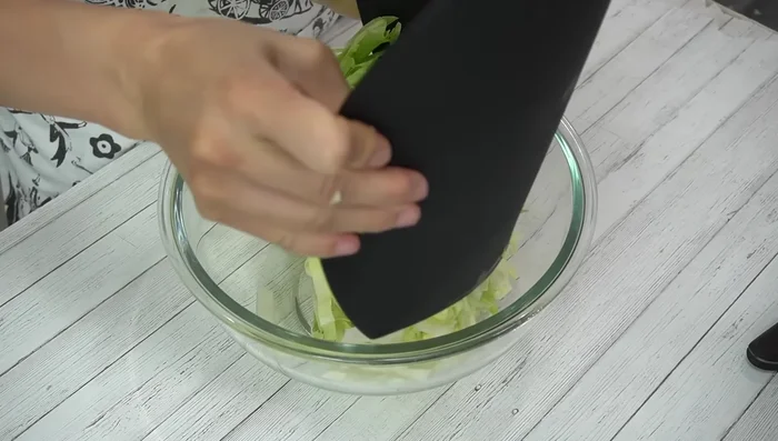 Place the cabbage in a heat-resistant bowl, cover loosely, and microwave at 600W for 1 minute 30 seconds.