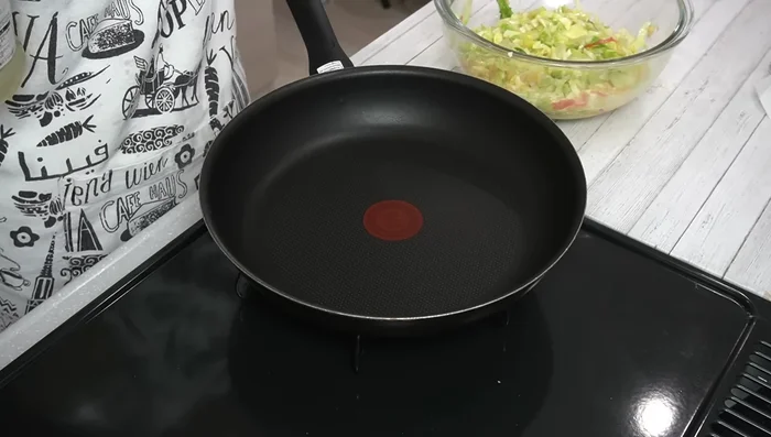 Heat salad oil in a frying pan over medium heat for about 30 seconds.