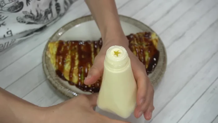 Serve on a plate and top with your favorite sauce, mayonnaise, green laver, and bonito flakes.