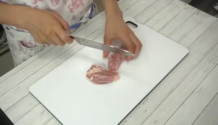 Cut chicken thighs into bite-sized pieces. Season with salt and pepper. Set aside.