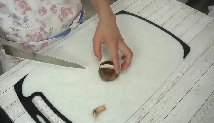 Prepare other ingredients: Cut shiitake mushrooms in half (or slice). Cut green onions diagonally into 1cm pieces. Reserve some green onion tops for garnish (cut into 5mm pieces). Cut fried tofu into 1.5cm pieces. Cut kamaboko as desired.