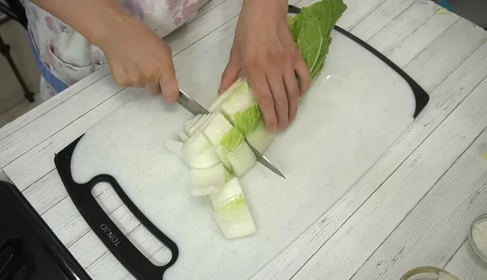 Cut the Chinese cabbage. Remove the core, cut it into 3cm wide circles, and the leaf part into 4cm wide pieces. Wash and pat dry.