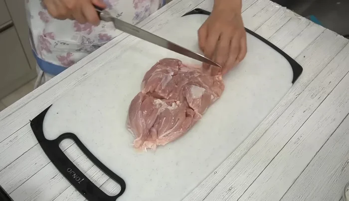 Cut the chicken thighs into bite-sized pieces, removing excess oil, skin, and tendons. Season with salt, pepper, and flour.