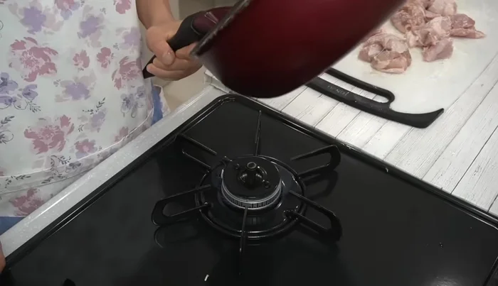 Heat salad oil in a frying pan. Fry the chicken skin-side down for 3 minutes until browned, then flip and cook for another 1.5 minutes per side.