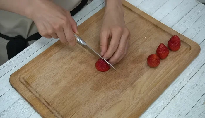 Prepare the strawberries: Cut off the bottom and slice them into pieces slightly thicker than 5mm.