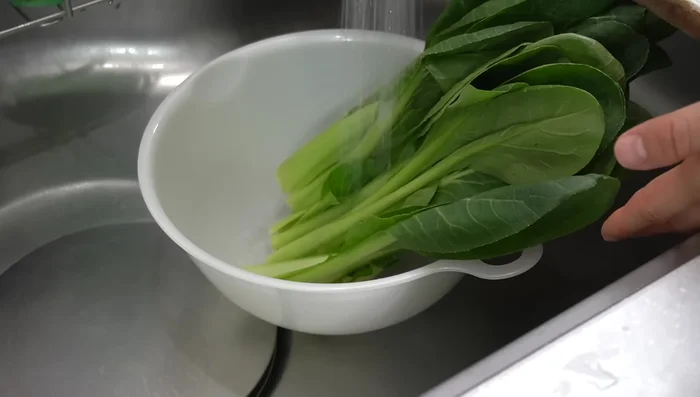 Wash the komatsuna leaves and stems separately. Make sure to remove all dirt from the base of the stems.