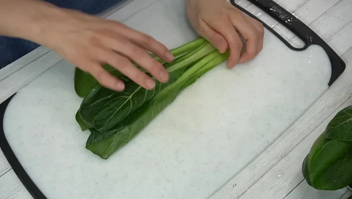 Cut the komatsuna leaves and stems into similar lengths.