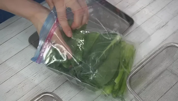 Add the komatsuna leaves, kelp, and chili pepper to the ziploc bag with the stems. Add vinegar, sugar, soy sauce, and soup stock base. Mix thoroughly.