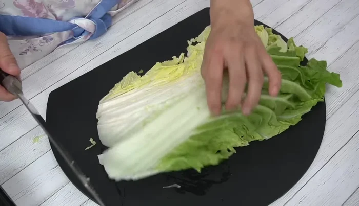 Cut off the core of the Chinese cabbage. Separate the blade and core parts roughly.