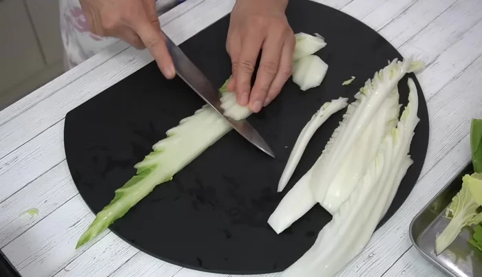 Cut the core part into 3cm wide pieces. Cut the blade part into 3-4cm wide pieces.