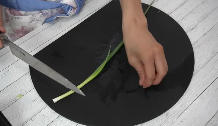Cut the green onions into small pieces for garnish.