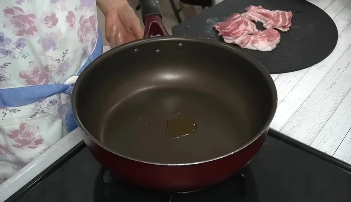 Heat sesame oil in a pan. Add the pork and stir-fry until about 80% cooked.
