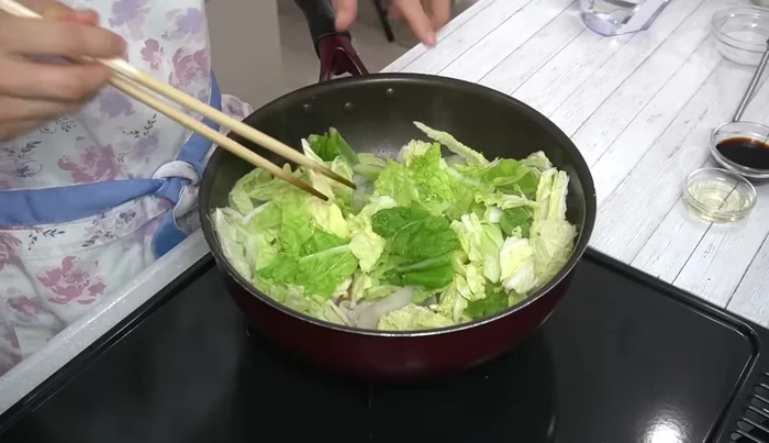 Add the cabbage leaves, stir-fry until the cabbage is reduced by about half. Add salt.