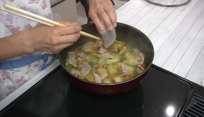 Turn off the heat. Mix the potato starch mixture and pour it in, stirring quickly. Bring back to a boil and cook for 1-1.5 minutes.