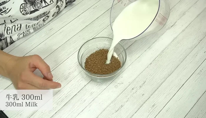 Dissolve instant coffee in 3 tablespoons of milk. Microwave for 30 seconds at 600W, then mix thoroughly. (If using cold-water soluble coffee, skip microwaving).