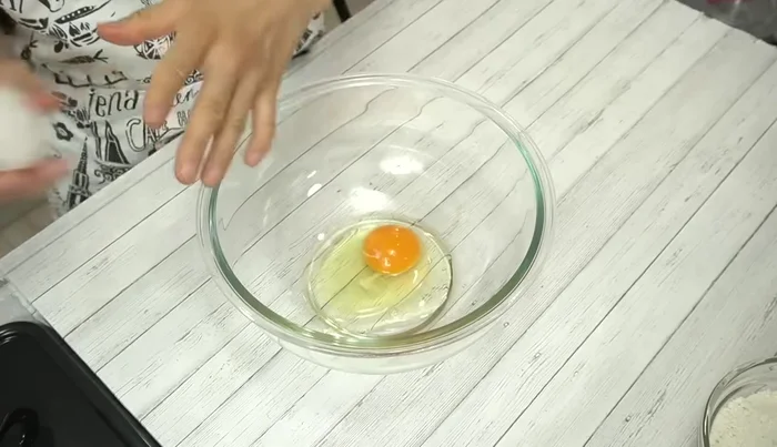 Crack eggs into a bowl, beat well. Add granulated sugar and mix quickly to prevent lumps. Add melted butter and mix.