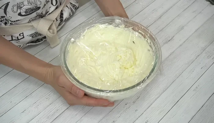 Wrap and refrigerate the cream for 15-30 minutes.