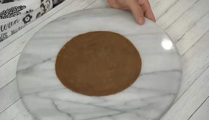 Layer crepes and cream alternately in the mold, spreading the cream evenly between layers. Level the top.