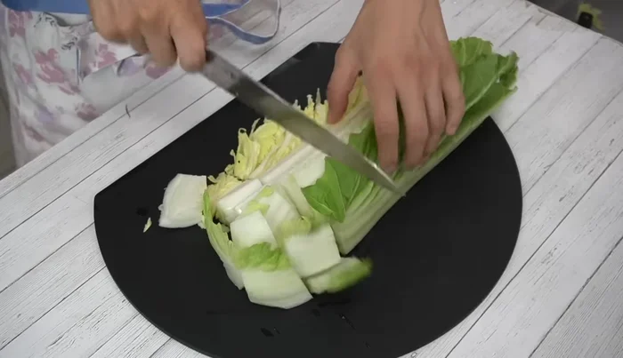 Cut off the core of the Chinese cabbage and cut it into 3-4cm wide pieces. Rinse and lightly wipe off excess water.