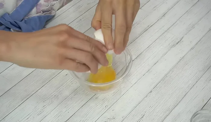 Beat the eggs thoroughly.
