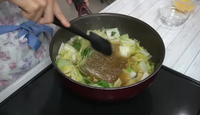Loosen the cabbage with a spatula. Cover and simmer over low heat for 5 minutes.